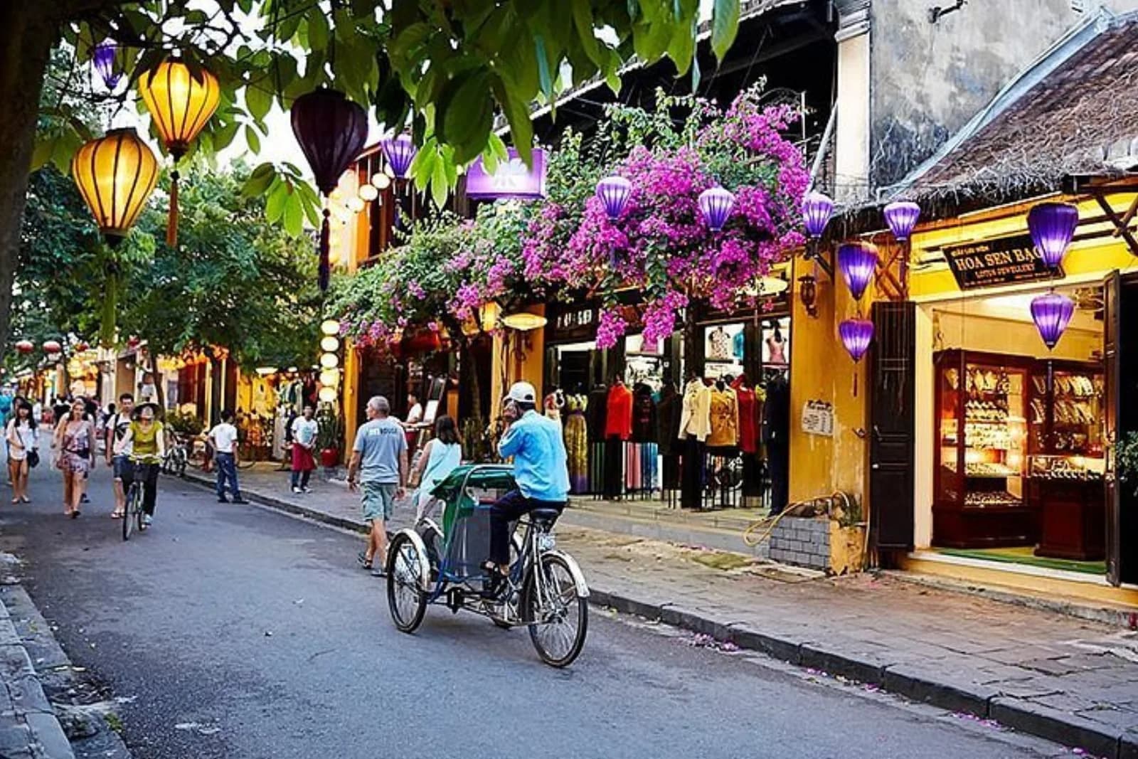 Real photo from a Fingo private walking tour through Hoi An Ancient Town.