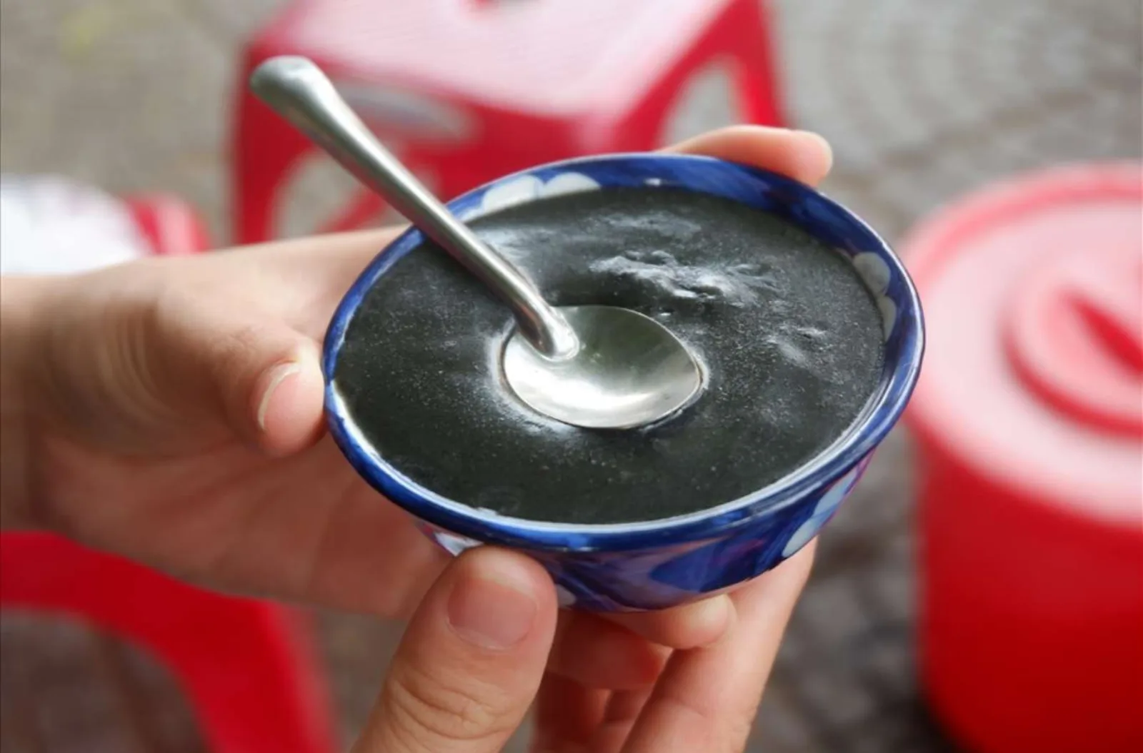 Che me den, the warm black sesame pudding sold from carts in Hoi An Old Town.