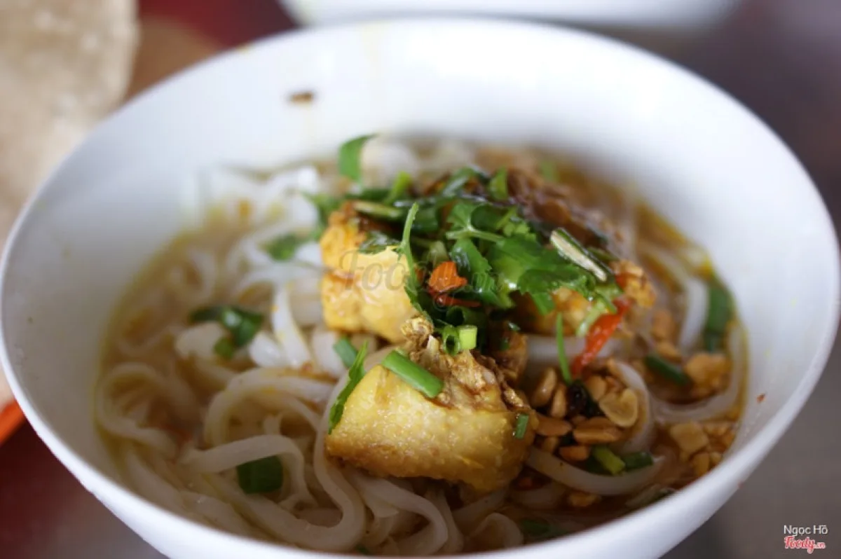 Close-up of mì Quảng broth and toppings