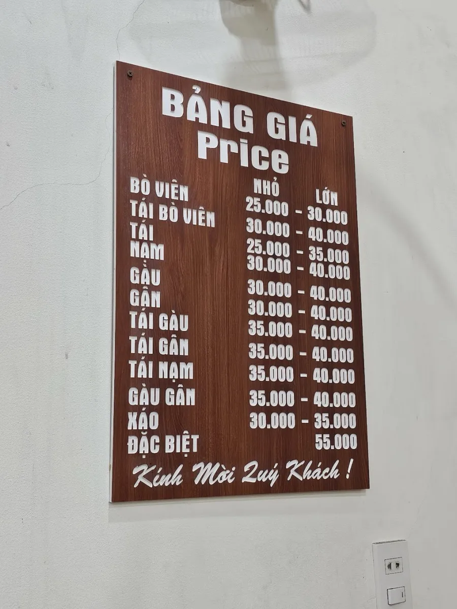 The handwritten wooden price board at Phở Liến — tái, nạm, gầu, gân and xáo, from 25,000đ to 55,000đ